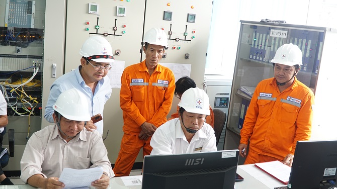 H4: Hội đồng nghiệm thu tập trung thao tác đóng điện tại trạm biến áp 110kV Vĩnh Long.