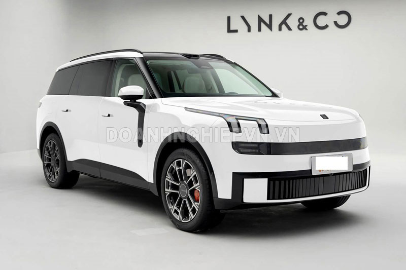 Lynk & Co 900 PHEV 2025.