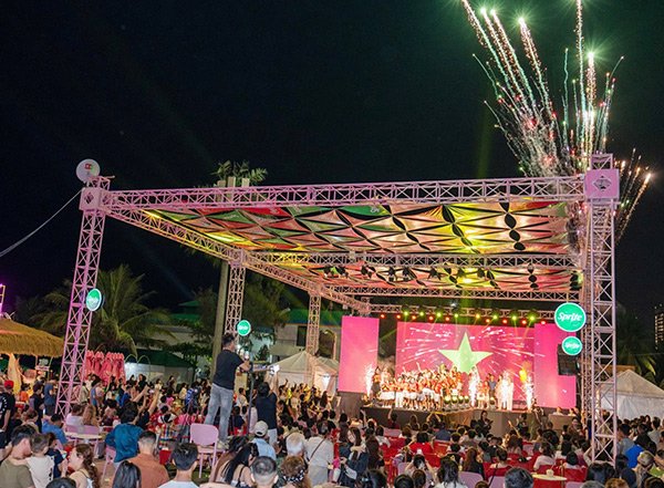 Thu hút đông đảo người dân cùng du khách trong và ngoài nước đến thưởng thức, cổ vũ.