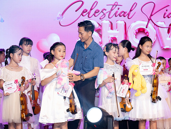 Ông Phùng Văn Thuận trao Giấy chứng nhận cho các tài năng nghệ thuật tham gia chương trình.