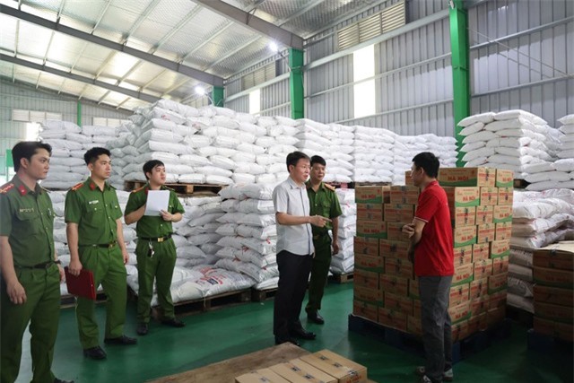 Hàng trăm tấn dầu ăn, bột canh, hạt nêm giả đã bán cho bếp ăn tập thể - Ảnh 1.