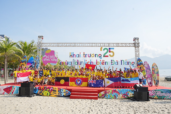 Các đội tham dự cuộc thi cứu hộ biển quốc tế trong chương trình khai trương mùa du lịch biển à Nẵng 2025