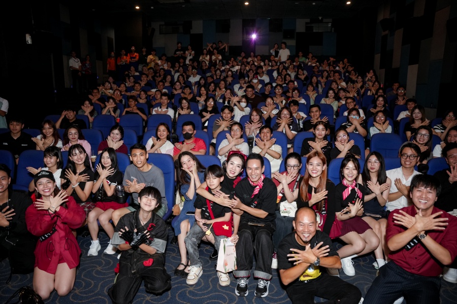 Đoàn phim "Lật mặt 8: Vòng tay nắng" chụp hình lưu niệm với khán giả trong buổi chiếu sớm