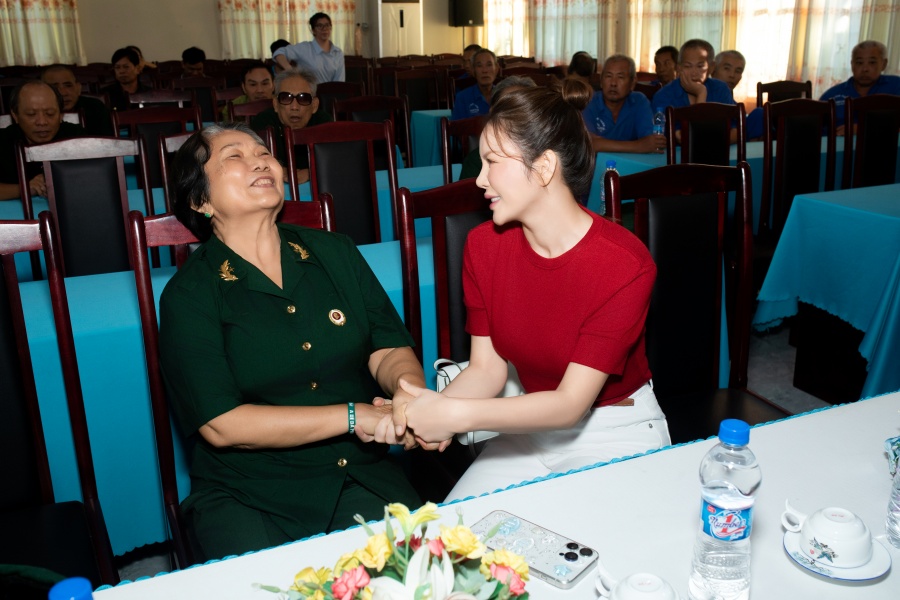 Lý Nhã Kỳ tới thăm và tặng quà 