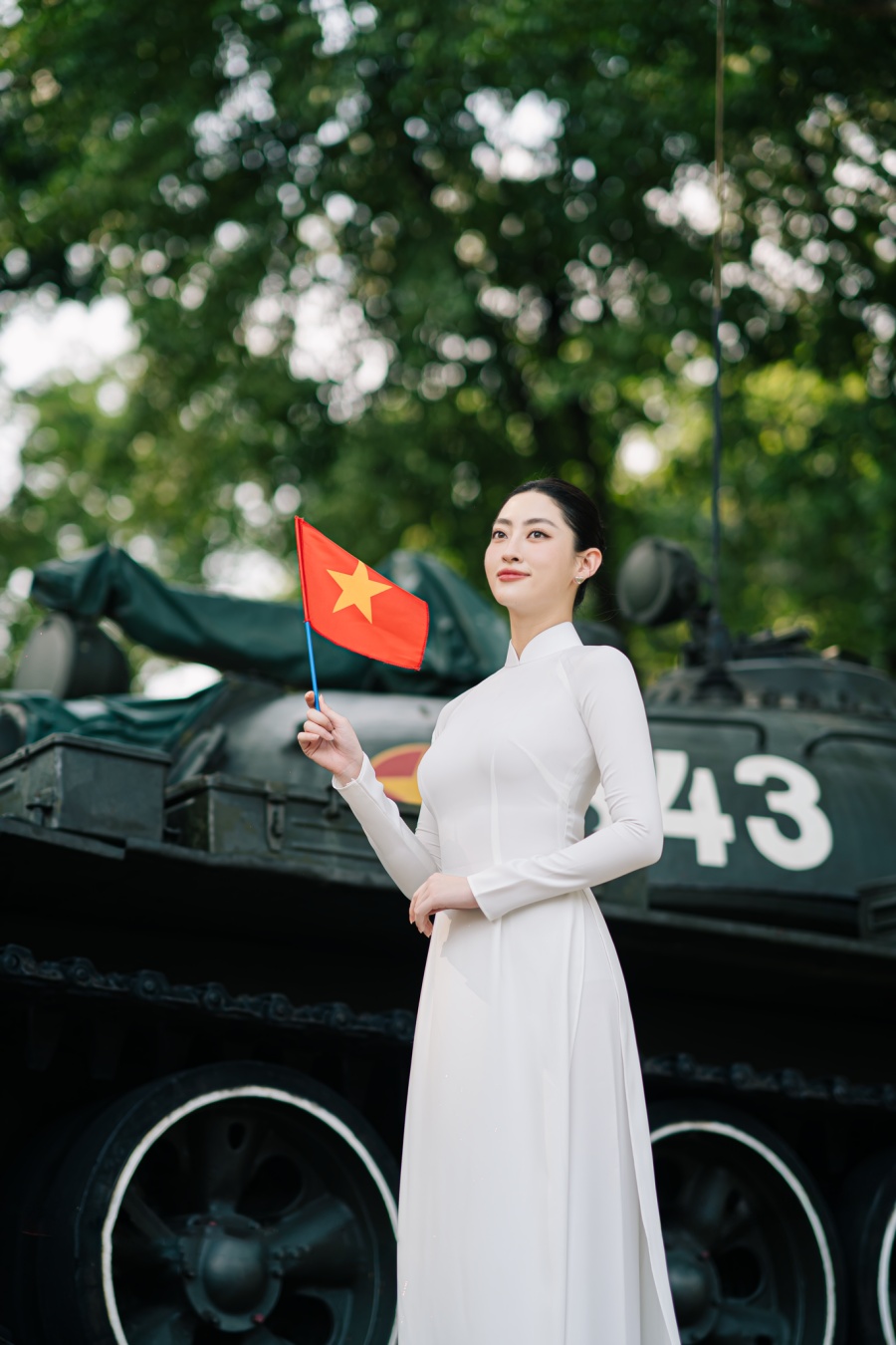 Lương Thuỳ Linh diện áo dài trắng đeo khăn rằn chào mừng Lễ kỷ niệm 50 năm Giải phóng miền Nam, thống nhất đất nước