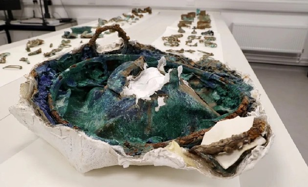 Một số hiện vật từ kho báu, bao gồm một cái vạc đồng bị vỡ - Ảnh: ĐẠI HỌC DURHAM