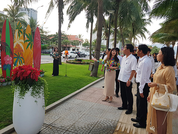 Giám đốc Sở Văn hoá - Thể thao - Du lịch Đà Nẵng Trương Thị Hồng Hạnh giới thiệu với Phó Chủ tịch UBND TP Trần Chí Cường các mô hình trưng bày tại đường hoa biển 2025.