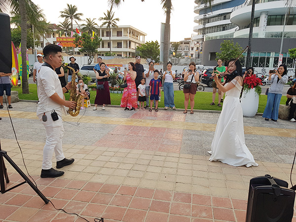 Thưởng thức chương trình hoà tấu âm nhạc.