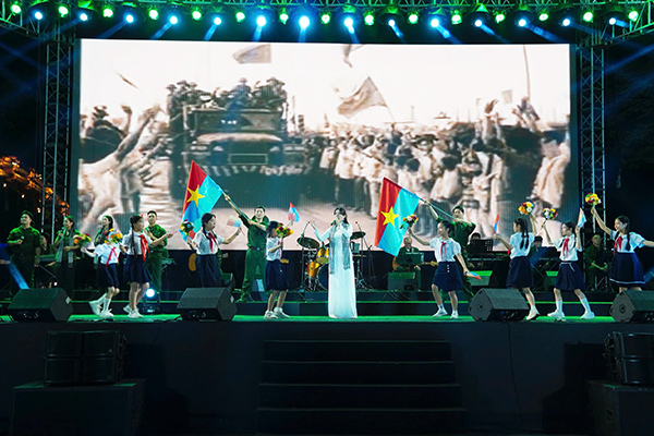 Chương trình “50 năm - Bản hùng ca thống nhất” do Nhà hát Trưng Vương Đà Nẵng tổ chức tối 29/4.