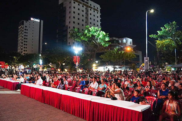 Đông đảo khán giả đến với chương trình.