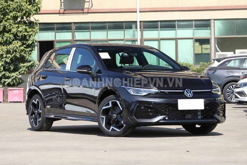 Volkswagen Golf 300 TSI R-Line 2025.