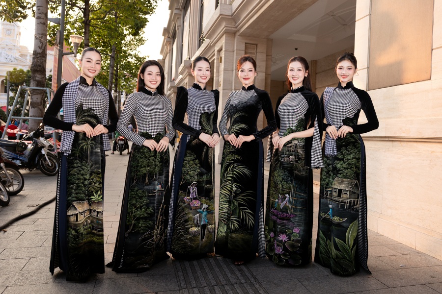 Dàn Hoa, Á hậu Sen Vàng tham gia biểu diễn “Vũ điệu khăn rằn” tại phố đi bộ Nguyễn Huệ chào mừng Lễ kỷ niệm 50 năm Ngày Giải phóng miền Nam, thống nhất đất nước 