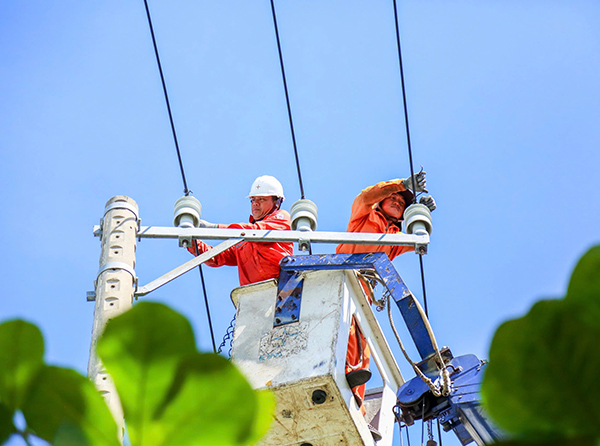 Từ đầu tháng 4/2025, PC Đà Nẵng đã triển khai kiểm tra toàn diện lưới điện, bảo đảm cung cấp điện an toàn, liên tục, ổn định trong dịp lễ 30/4 - 1/5 năm nay.