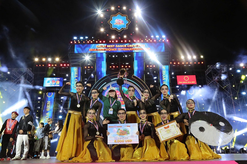 Quán quân hạng mục Showcase gọi tên F.E.D Crew. 