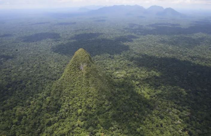 Cerro El Cono nằm tách biệt với một dãy núi gần đó và có hình dạng khác thường.
