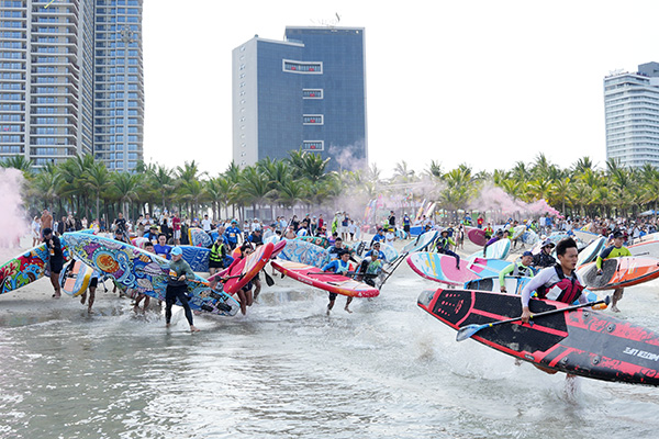 Cuộc thi SUP "Danang Color Race 2025" diễn ra rất sôi động.