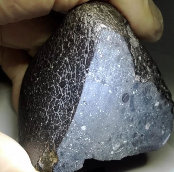 Một trong 10 vẫn thạch của Hắc Mỹ Nhân (nặng 320 gram có giá khoảng 3,2 triệu USD). Ảnh: NASA