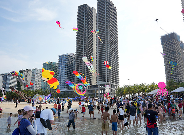 Các bãi biển du lịch của Đà Nẵng tràn ngập khách trong dịp nghỉ lễ 30/4 1/5/2025.