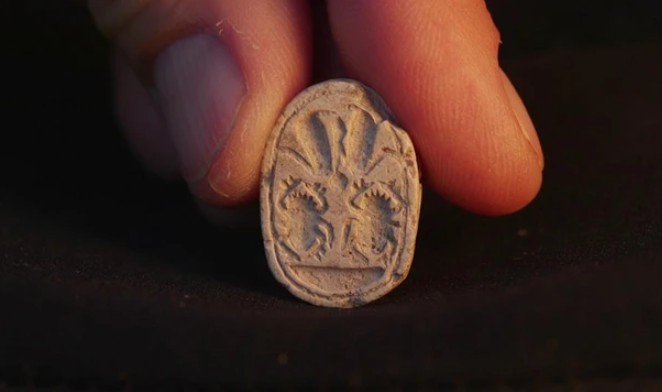 Báu vật 3.800 tuổi được một bé gái Israel phát hiện - Ảnh: IAA