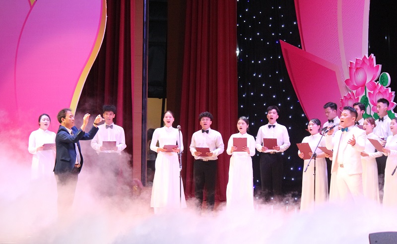 Hợp xướng “Ca ngợi Tổ quốc” do nhạc sĩ Huỳnh Hiệp An chỉ huy, với phần lĩnh xướng của ca sĩ Nguyễn Công Trứ và sự thể hiện của các diễn viên Trung tâm văn hóa tỉnh và sinh viên Trường Đại học Quy Nhơn.