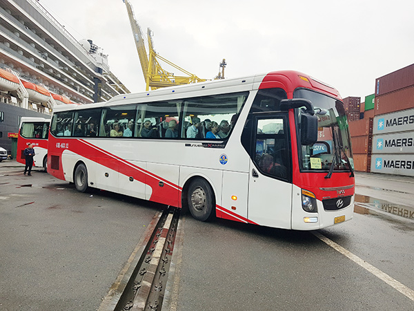 Xe du lịch cỡ lớn đưa khách tàu biển quốc tế từ cảng Tiên Sa đi tham quan TP Đà Nẵng.