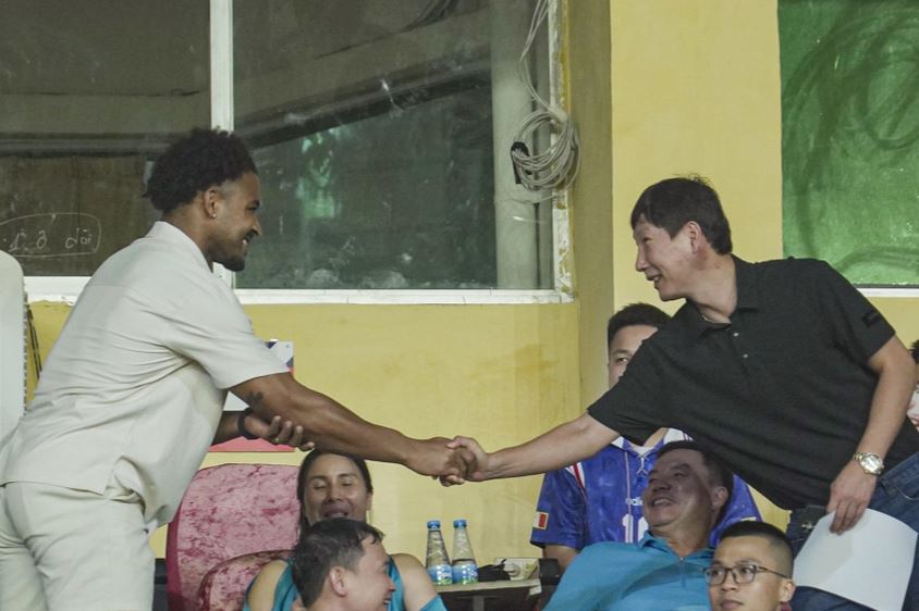 Xuân Son và HLV Kim Sang Sik (phải). Ảnh: Vietnamplus.