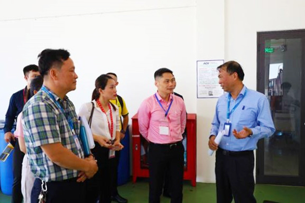 Phó giám đốc Trung tâm Điều hành sân bay Đà Nẵng Dương Đức Hồng hướng dẫn phái đoàn của Emirates Airlines khảo sát thực tế công tác bảo đảm an toàn hàng không tại DIA.