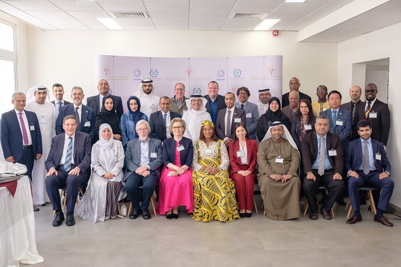 Các nhà khoa học, nghị sĩ, nhân viên quốc hội các nước tham dự Trường Khoa học vì Hoà bình IPU tại SESAME, Jordan.