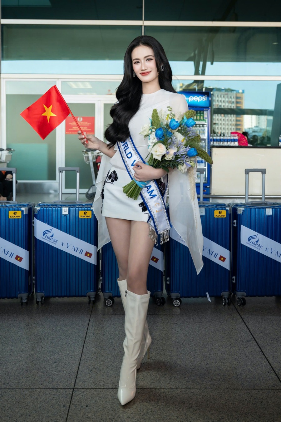 Hoa hậu Ý Nhi lên đường tới Ấn Độ thi Miss World lần thứ 72