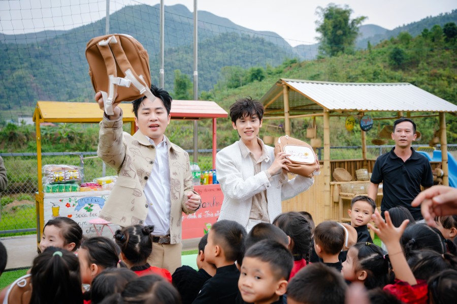 Hình ảnh hậu trường ghi hình MV "Đừng buồn phiền nữa" của ca sĩ Tùng Dương