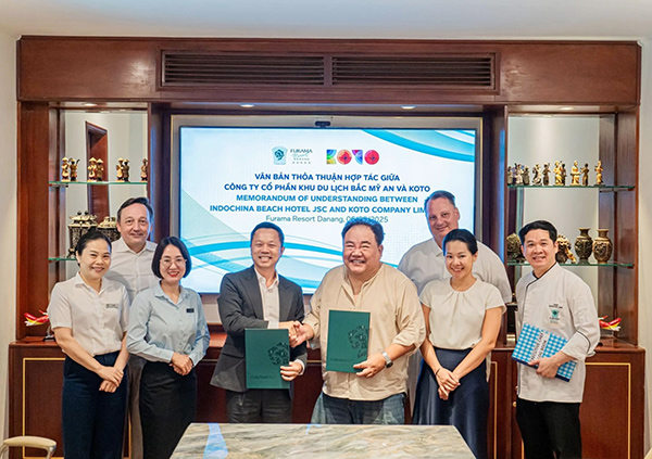 Ông Nguyễn Đức Quỳnh (áo vest xám) và ông Jimmy Phạm ký kết biên bản thoả thuận.