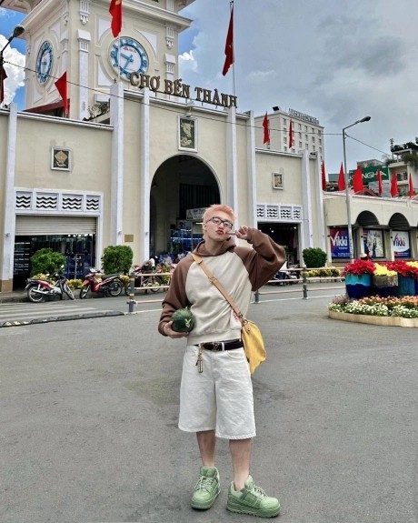 Sơn Tùng "check in" chợ Bến Thành