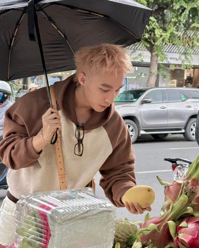 Nam ca sĩ say sưa chọn lựa hoa quả