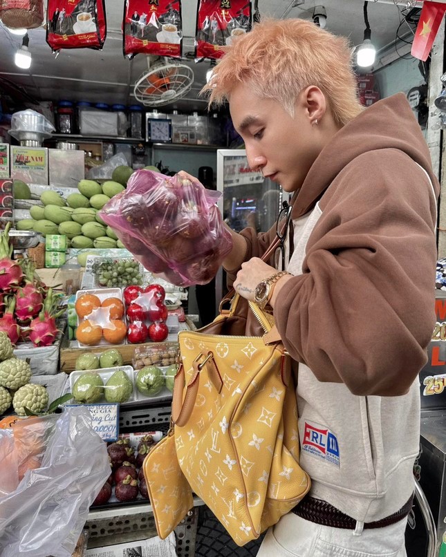 "Chơi lớn" quá Sơn Tùng, đựng măng cụt vào túi xách hơn 300 triệu đồng