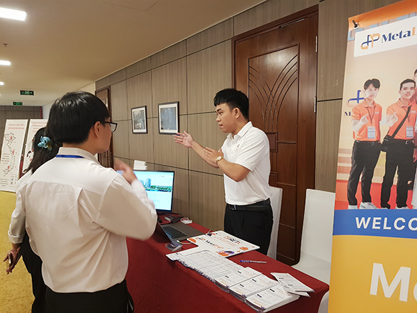 Các đại biển tham quan, tìm hiểu thông tin tại các gian hàng trưng bày trong khuôn khổ DAVAS 2024.