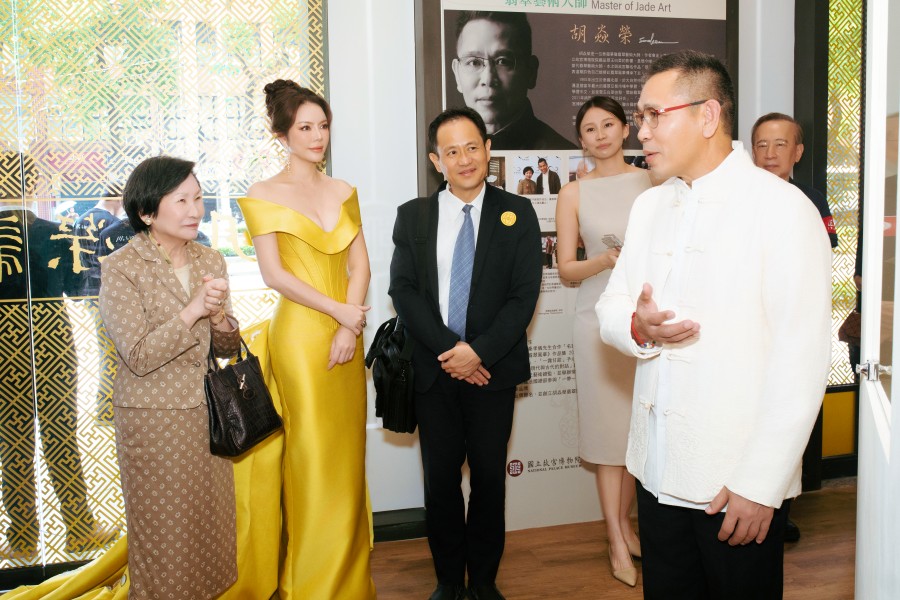 Lý Nhã Kỳ xuất hiện với phong thái tự tin và khí chất sang trọng.