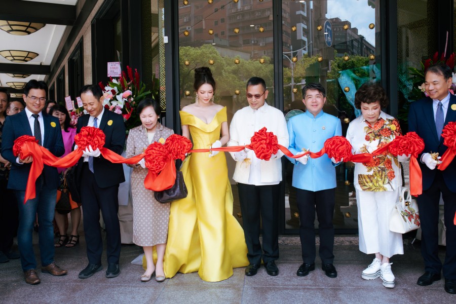 Cô đảm nhận vai trò quan trọng là cắt băng khánh thành. 