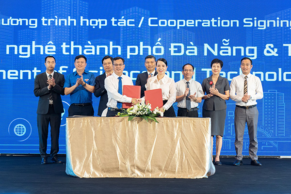 Đại diện Sở KHCN Đà Nẵng và Tập đoàn Vingroup ký kết hợp tác.