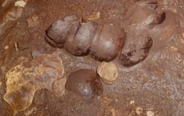 Những hộp sọ người xếp chồng lên nhau được tìm thấy trong một hang động ở Guatemala.