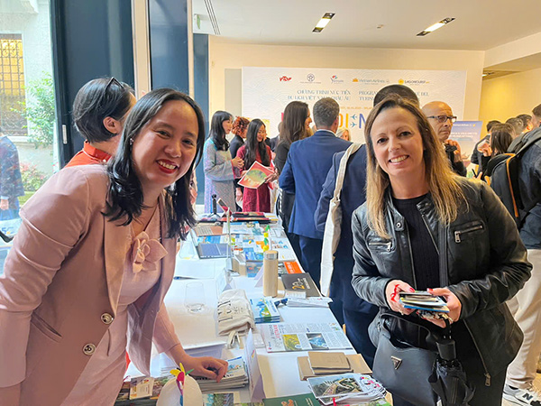 Các đối tác châu Âu quan tâm tìm hiểu thông tin về du lịch Đà Nẵng.