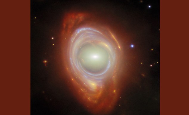 "Mắt vũ trụ" mà các nhà khoa học Bỉ xác định là một thiên hà bị biến dạng khi đi qua vùng không - thời gian cong vênh - Ảnh: NASA/ESA/CSA