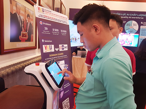 Trải nghiệm robot cung cấp dịch vụ tại Cung hội nghị quốc tế Furama Resort Đà Nẵng.