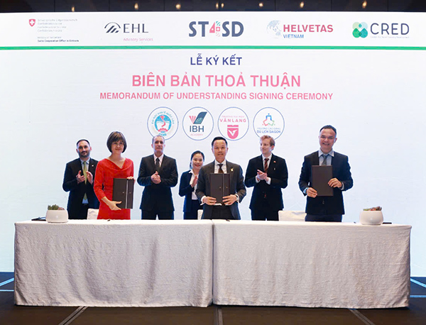 Ký kết biên bản thoả thuận triển khai chương trình Swiss EHT tại Việt Nam, bên cạnh các trường Đại học Kinh tế Quốc dân (Hà Nội), Đại học Văn Lang và Cao đẳng Du lịch Sài Gòn (TP.HCM). 