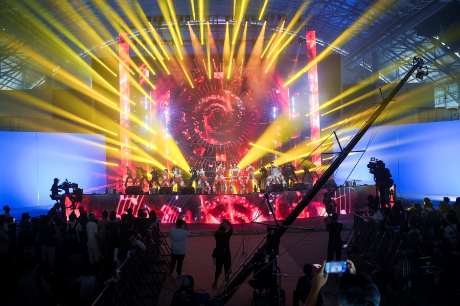 Lật mặt 8 mang đến câu chuyện gia đình gần gũi, đan cài những vấn đề nóng của thời cuộc