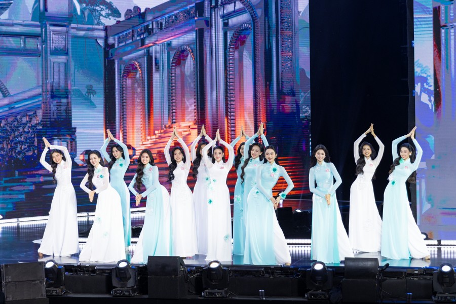 màn đồng diễn áo dài của 41 thí sinh. 