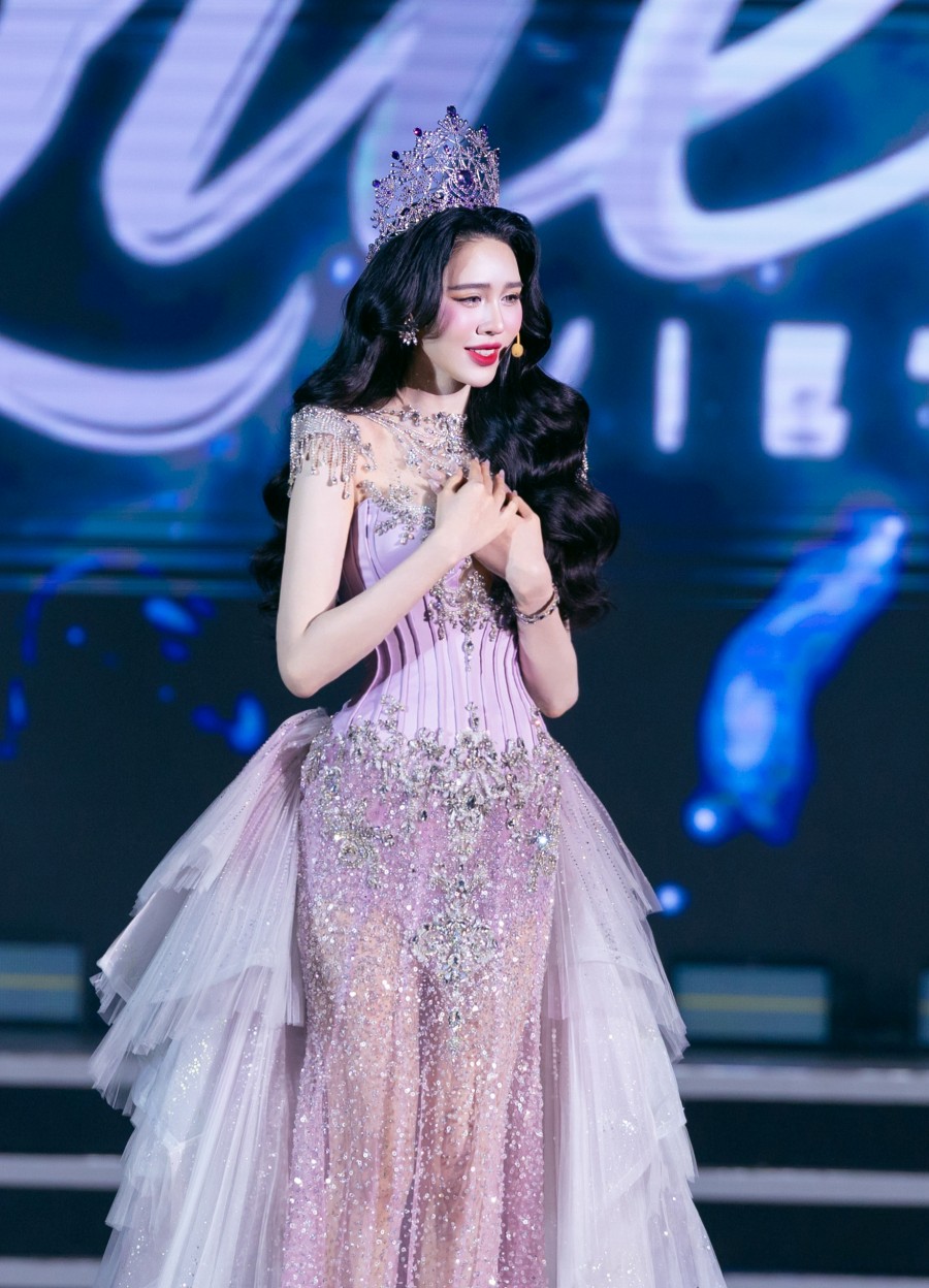 Hoa hậu Dịu Thảo xúc động trong màn final walk