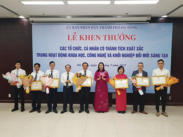 Nhièu tổ chức, cá nhân được Chủ tịch UBND TP Đà Nẵng khen thưởng do có thành tích xuất sắc trong hoạt động KHCN, ĐMST năm 2024.