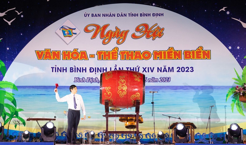 Phó Chủ tịch UBND tỉnh Lâm Hải Giang thực hiện Nghi thức đánh trống khai mạc Ngày hội văn hóa - thể thao miền biển tỉnh Bình Định lần thứ XIV năm 2023