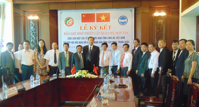 Lễ ký kết ghi nhớ hợp tác giữa Liên hiệp các tổ chức hữu nghị tỉnh Long An và Hiệp hội hữu nghị đối ngoại nhân dân tỉnh Liêu Ninh năm 2015