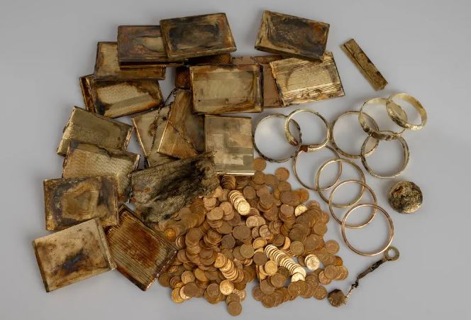 Kho báu được hai người đi bộ đường dài tìm thấy ẩn dưới chân dãy núi Krkonose ở Cộng hòa Séc vào tháng 2.